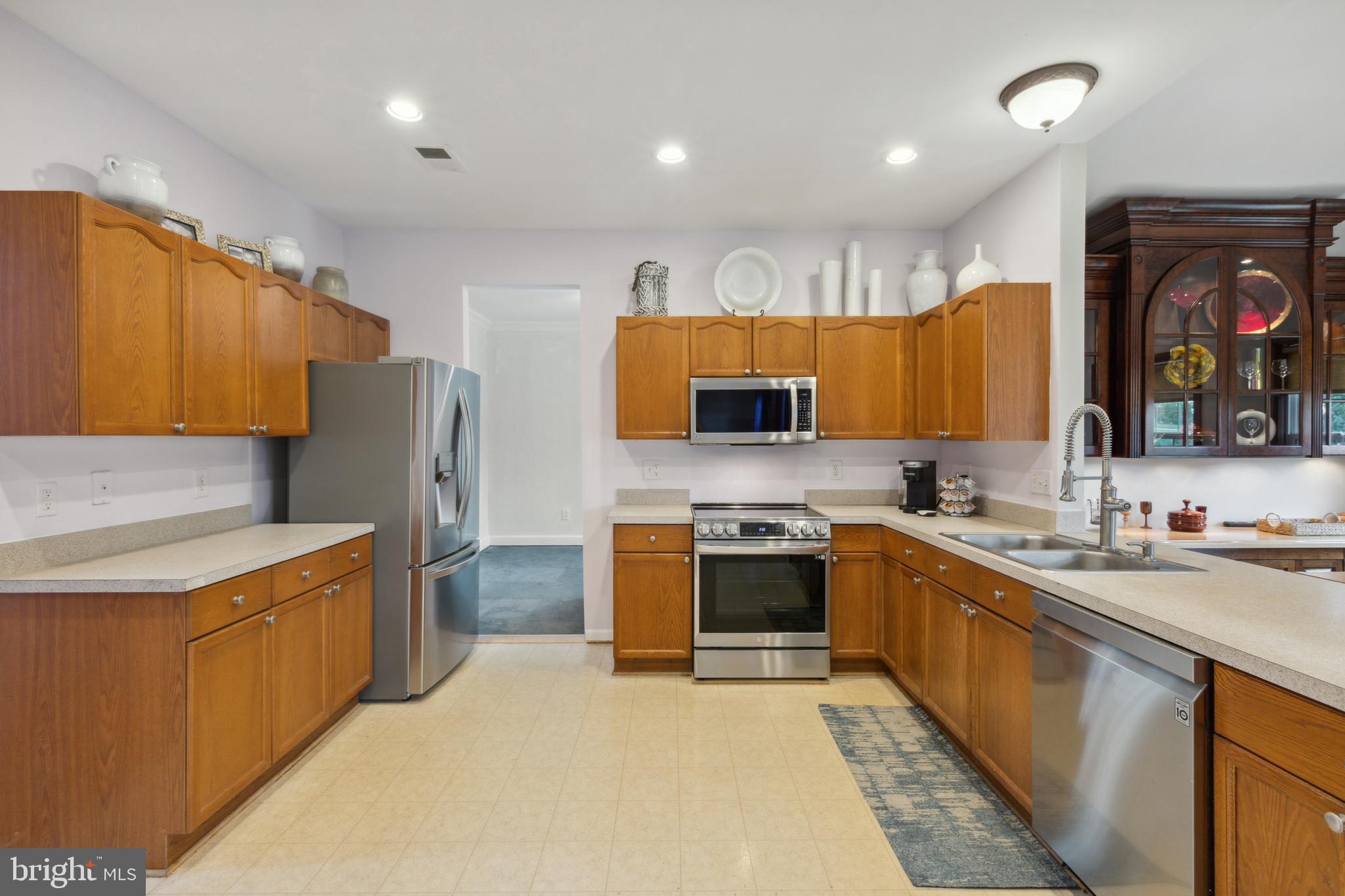 RIVER HILLS - Residential