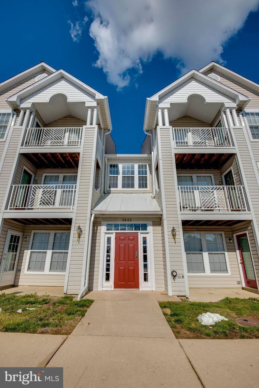 BEAUTIFUL UPDATED FIRST FLOOR CONDO IS AWESOME PINEY ORCHARD!  LARGE SPACIOUS ROOMS, NEW WASHER/DRYER, FRESHLY PAINTED , NEW CARPET!! SHOWS WELL.  AND BEST OF ALL IN A COMMUNITY OF MANY WONDERFUL AMENITIES SUCH AS SWIMMING POOL, CLUB HOUSE, TENNIS COURTS, SHOPPING  , WALKING TRAILS ,FITNESS CENTER WITH IN DOOR POOL AND TOT LOTS. VACANT AND READY FOR FAST OCCUPANCY.