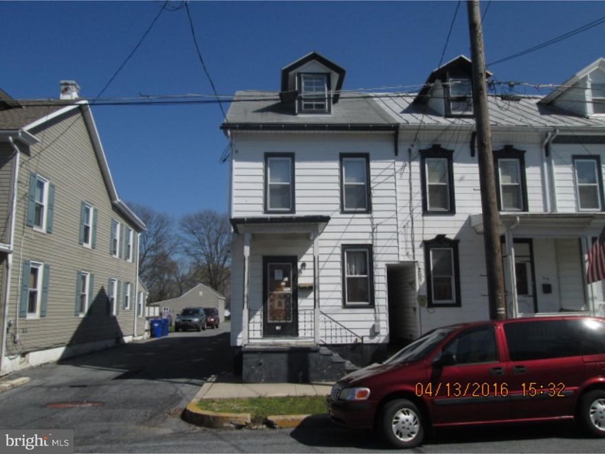 2 story end of row/Townhouse with a fenced yard, storage shed and off street parking. Spacious kitchen, formal dining room and full basement. Easy access to Rt. 422 and points throughout the area.