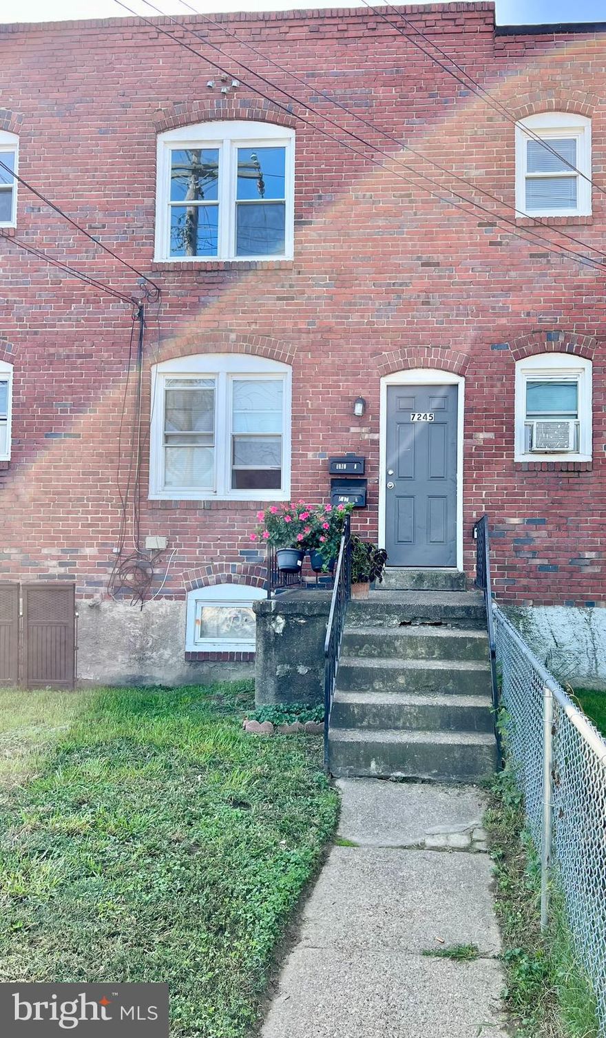 Newly renovated cozy 2nd floor two bedroom unit. Fresh paint  and new carpet. 2 spacious bedrooms.  Close to all ammenities, local schools and transportation.