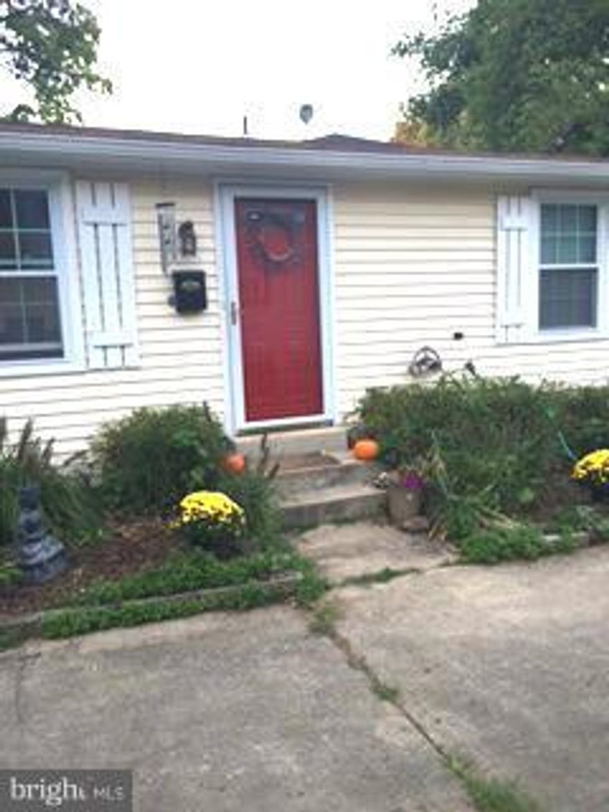 Well maintenance open concept house with 3 bedroom / 2 bath, laundry room,  separate dining area, eat-in kitchen, with off street parking in sought-after historic Mt. Rainier. First Showing will be an Open House on Sunday, October 16, 2016, from 12-3pm