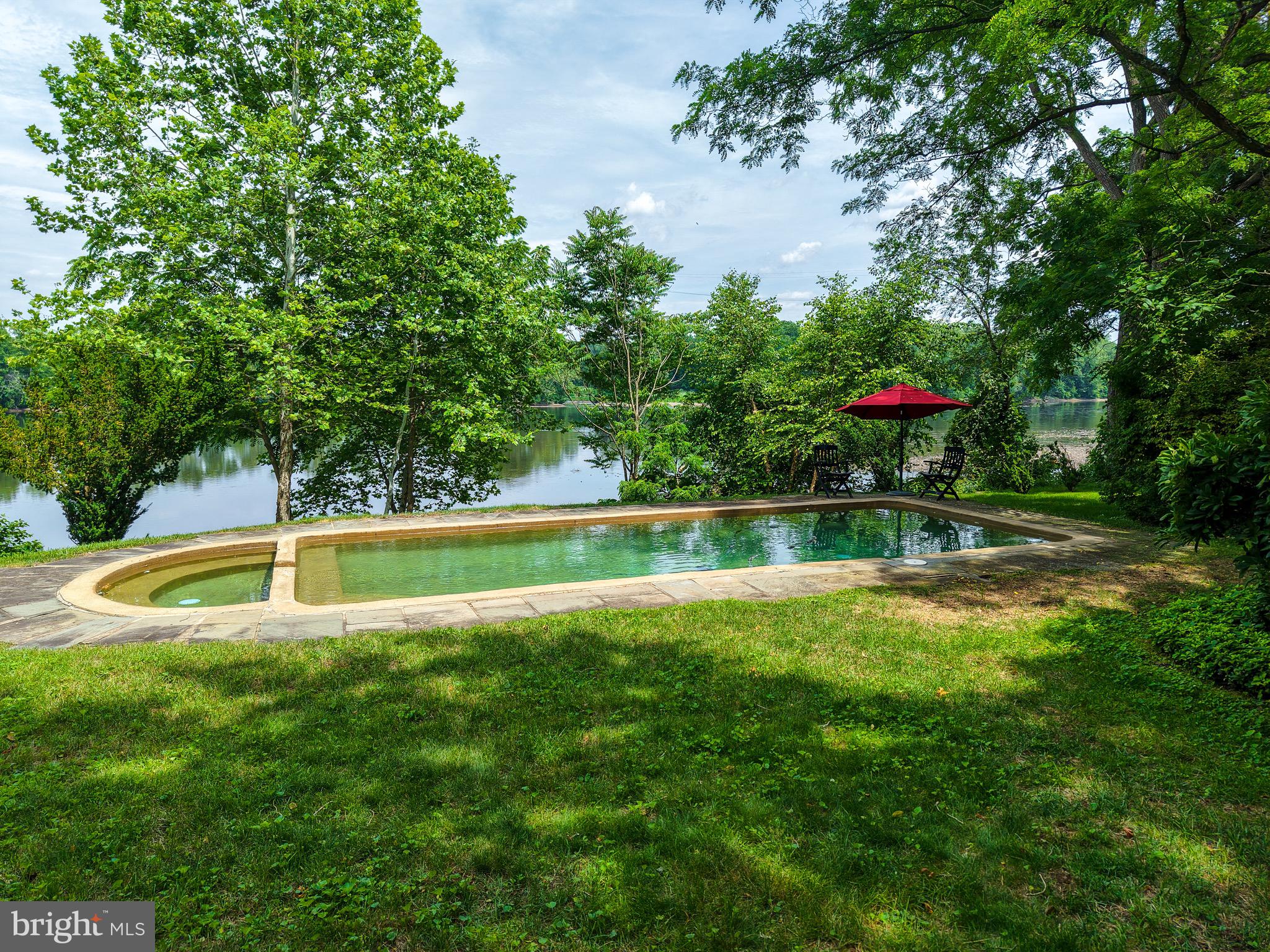 2462 N RIVER ROAD