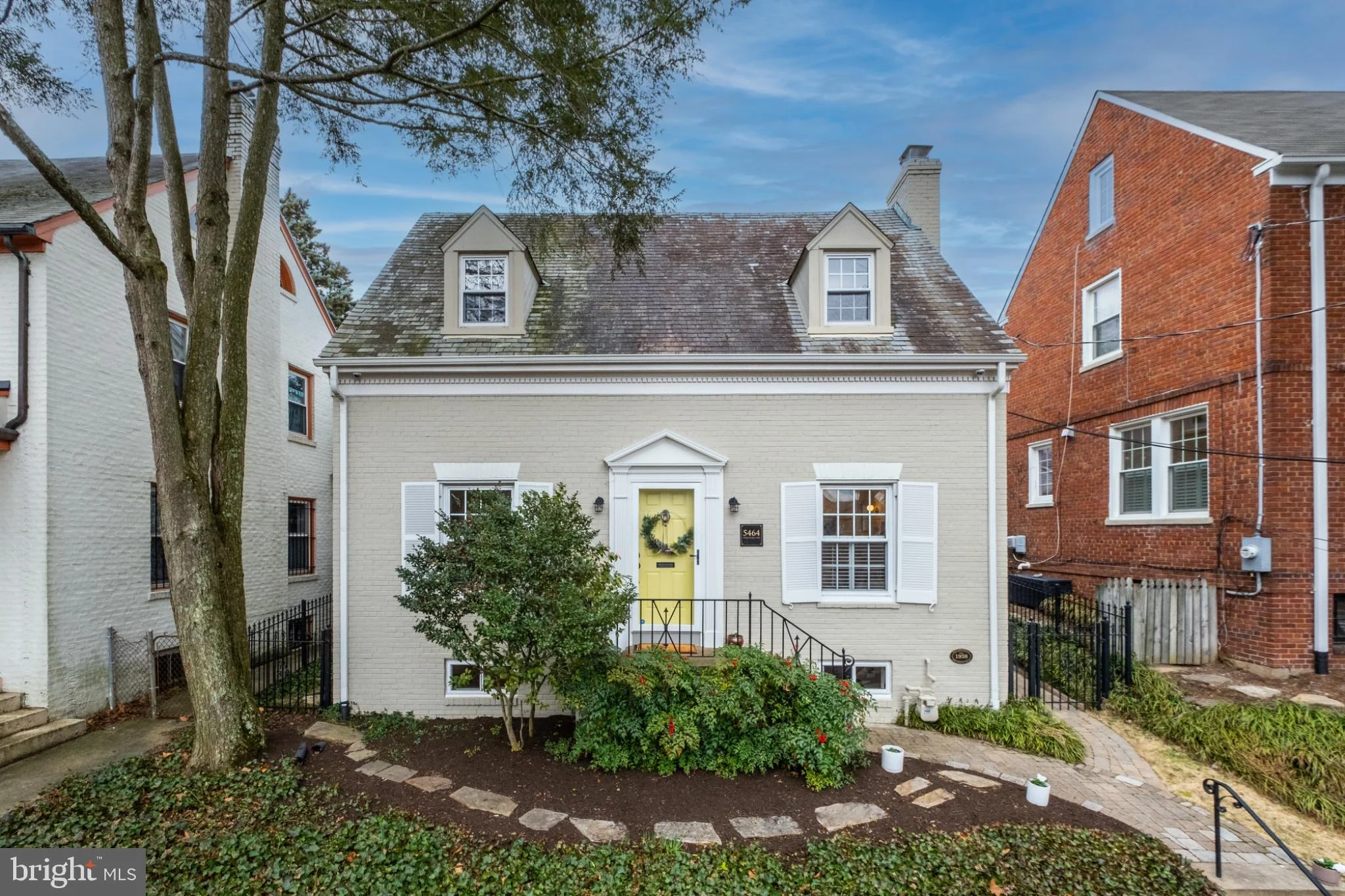 5464 30th Place NW