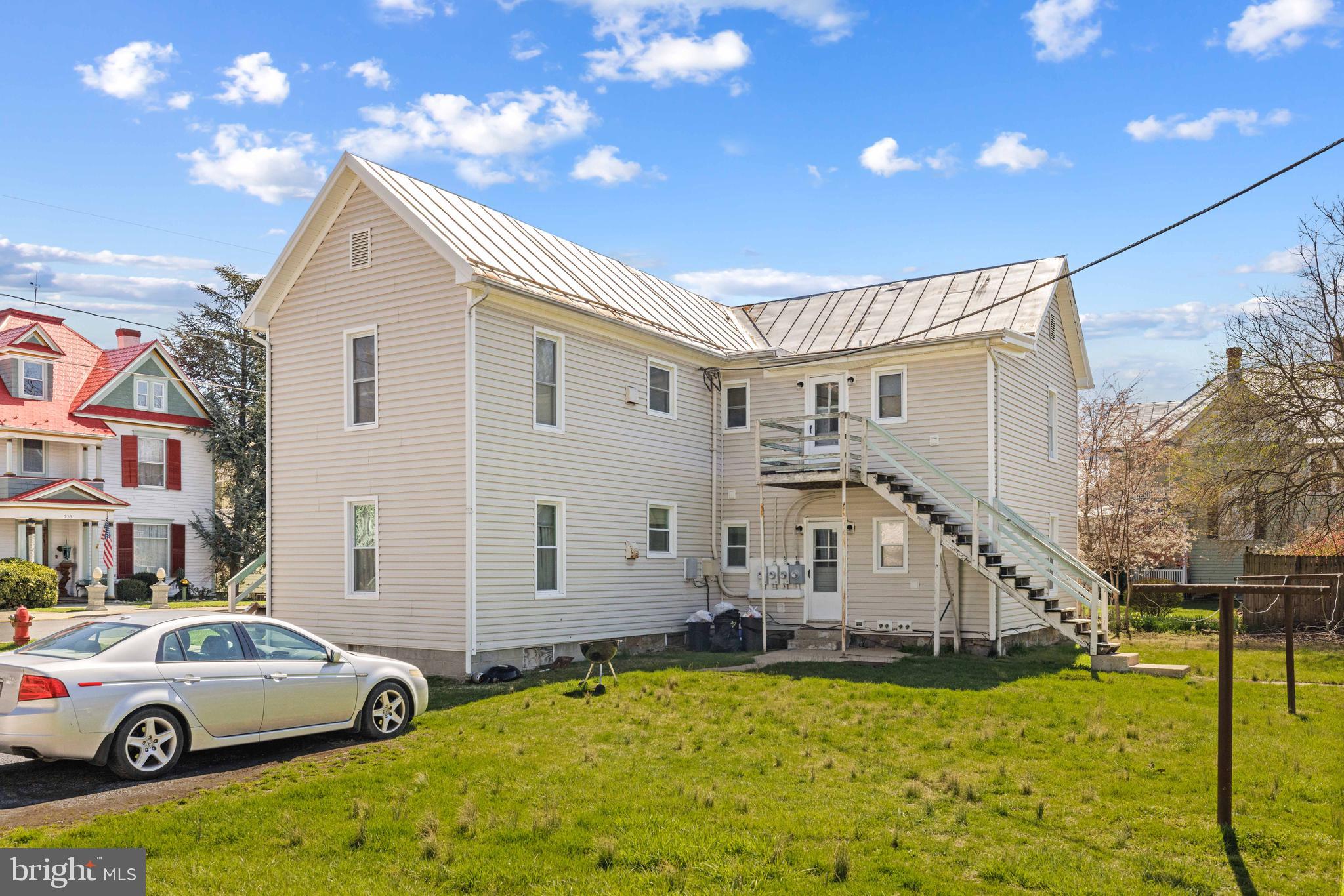 Main image without alt text