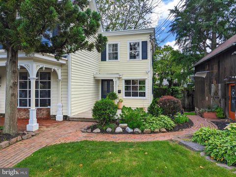 Photo of 15 W Ferry Street #SUITE A, NEW HOPE, PA 18938 (MLS # PABU2117506)