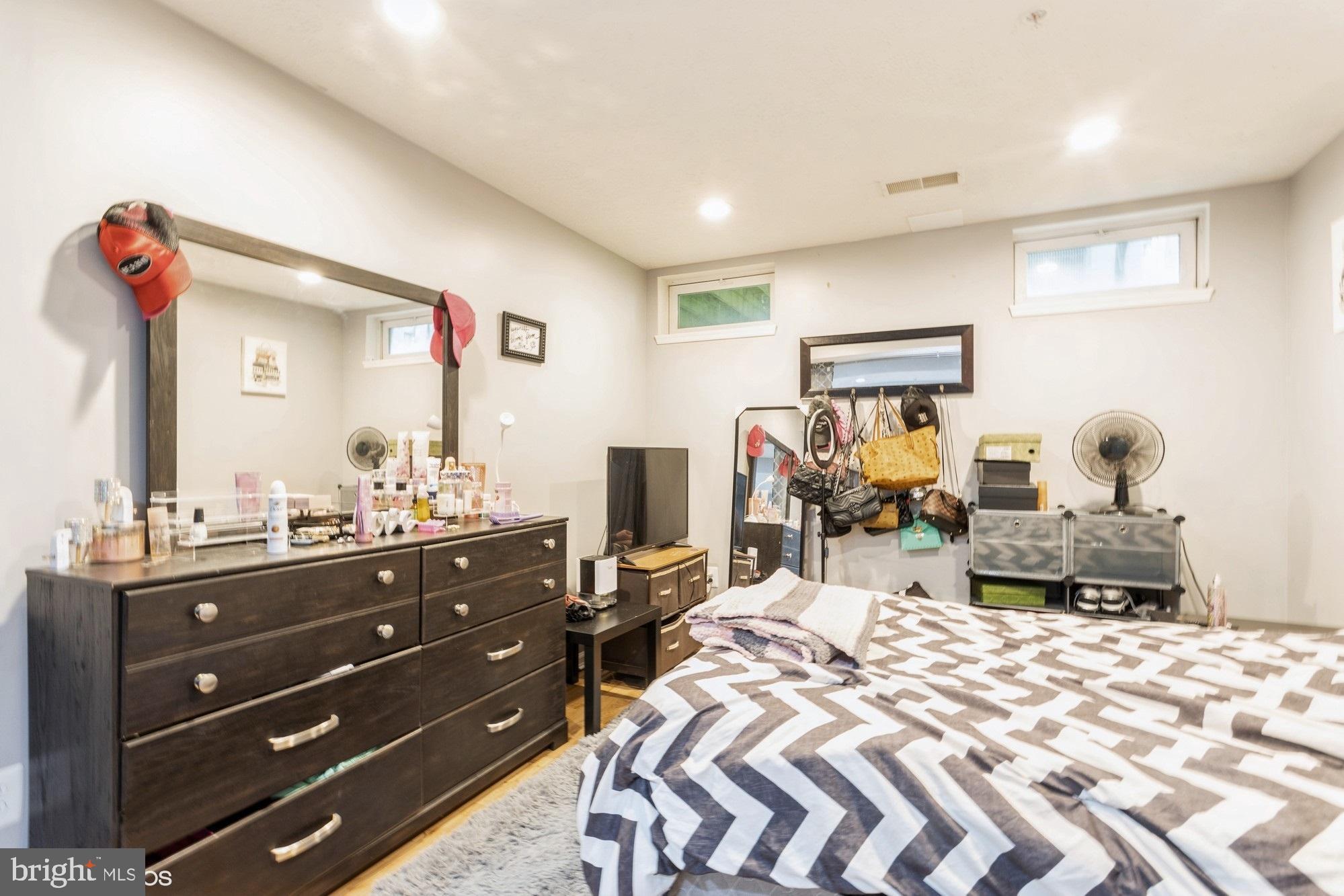 HOLLY WOODS - Residential