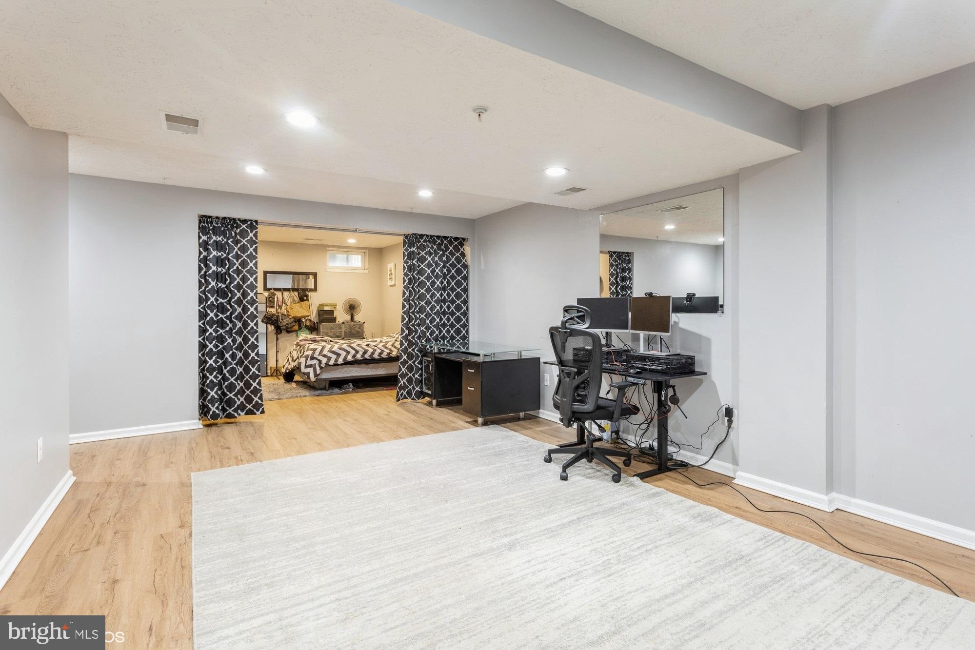 HOLLY WOODS - Residential