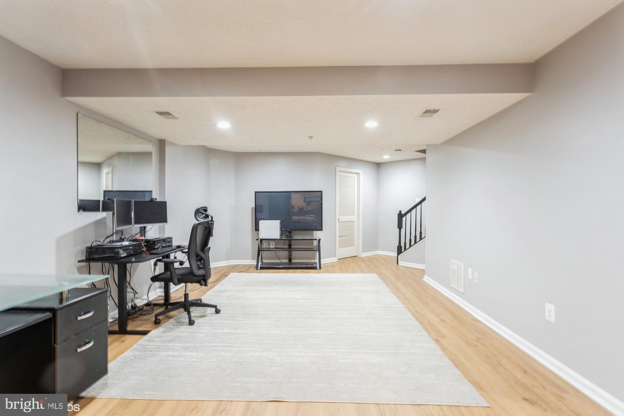 HOLLY WOODS - Residential