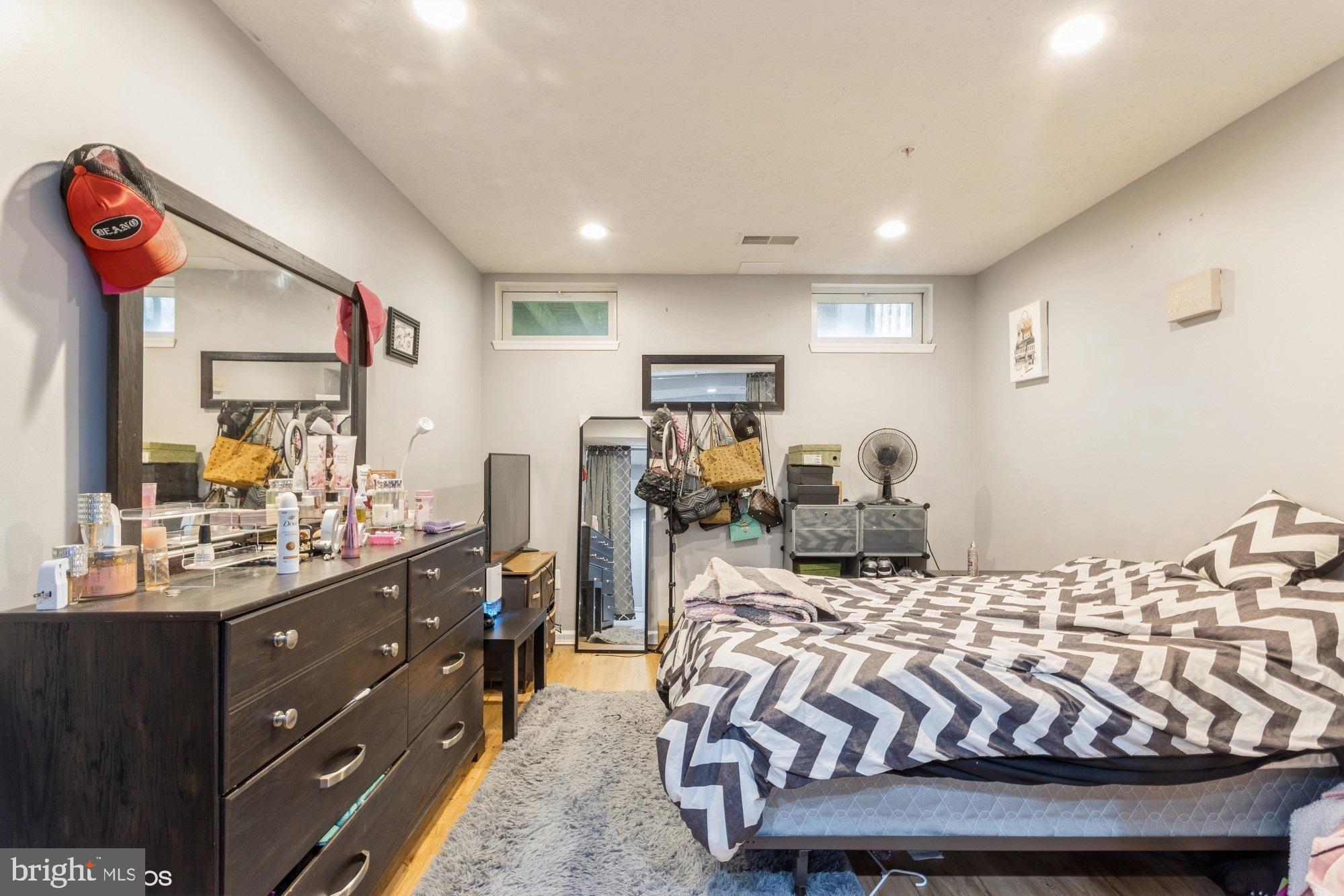 HOLLY WOODS - Residential