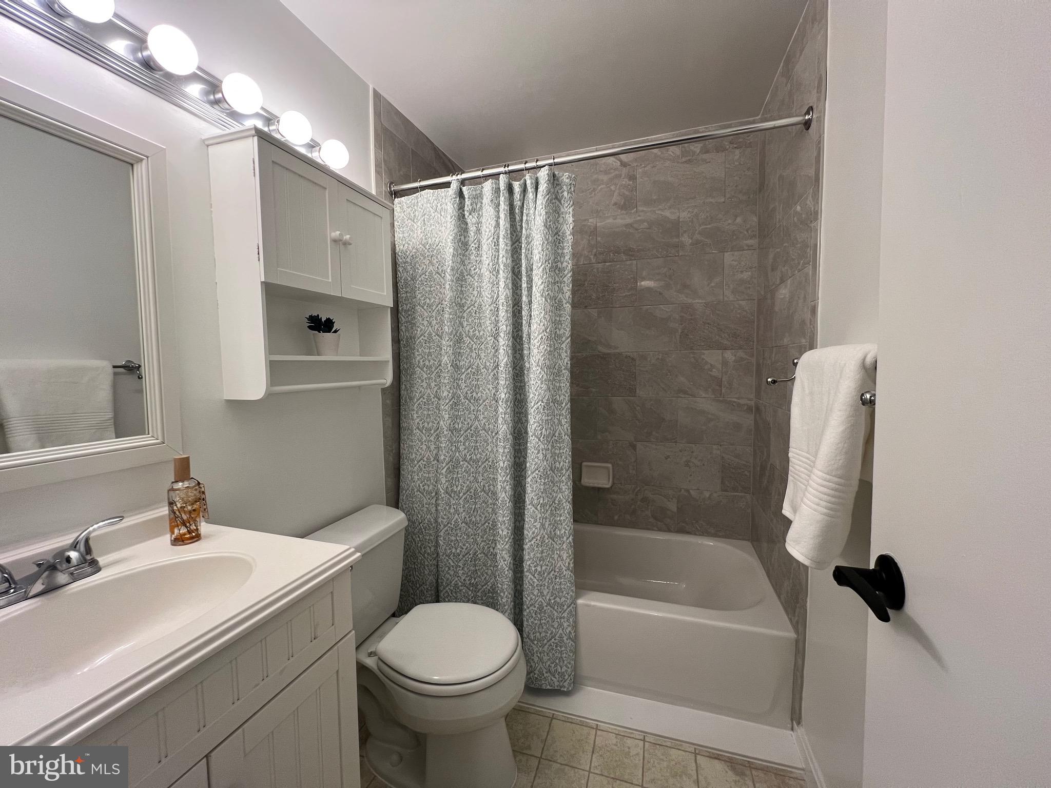 CROFTON SQUARE - Residential Lease