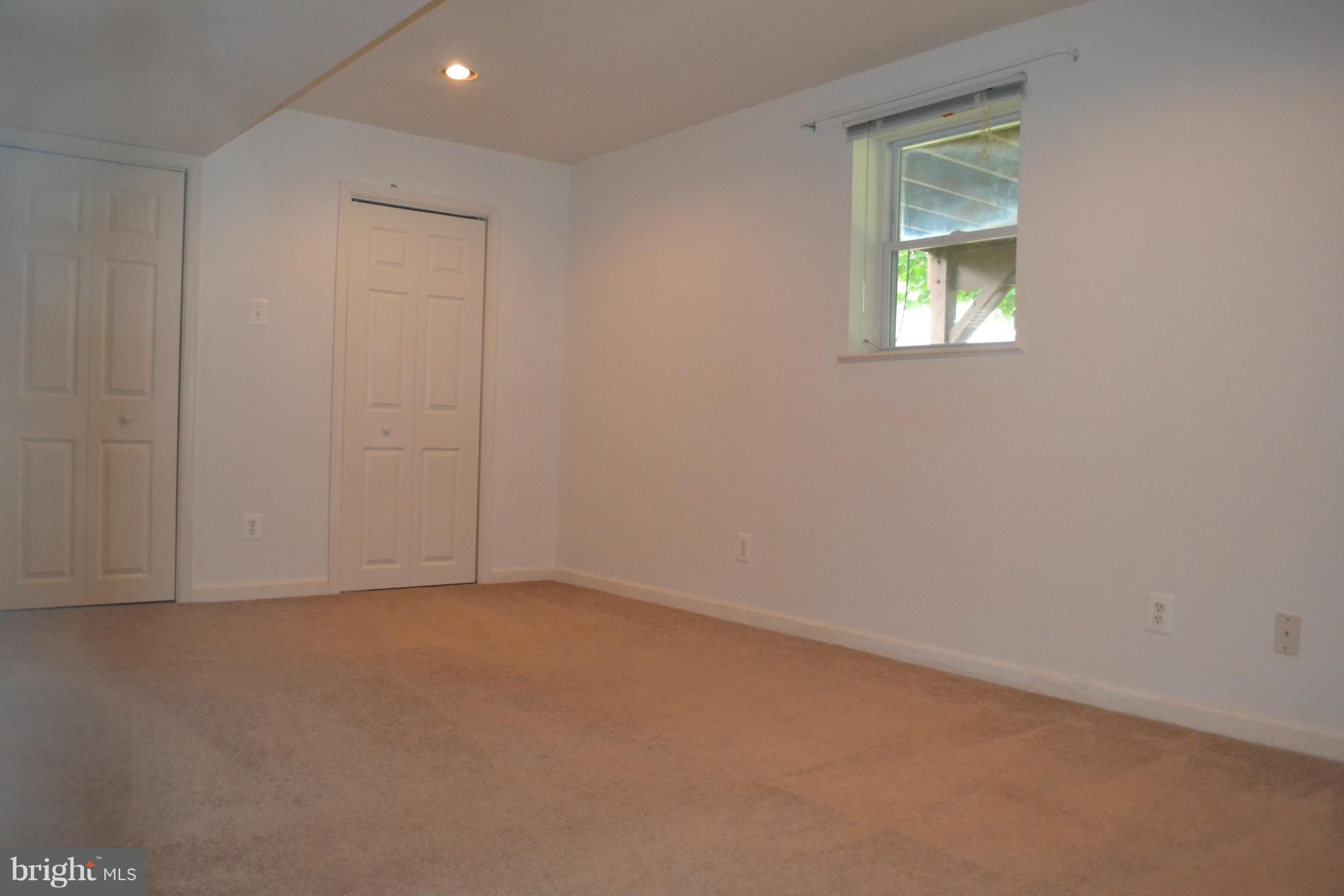 FIVE OAKS ESTATES - Residential Lease