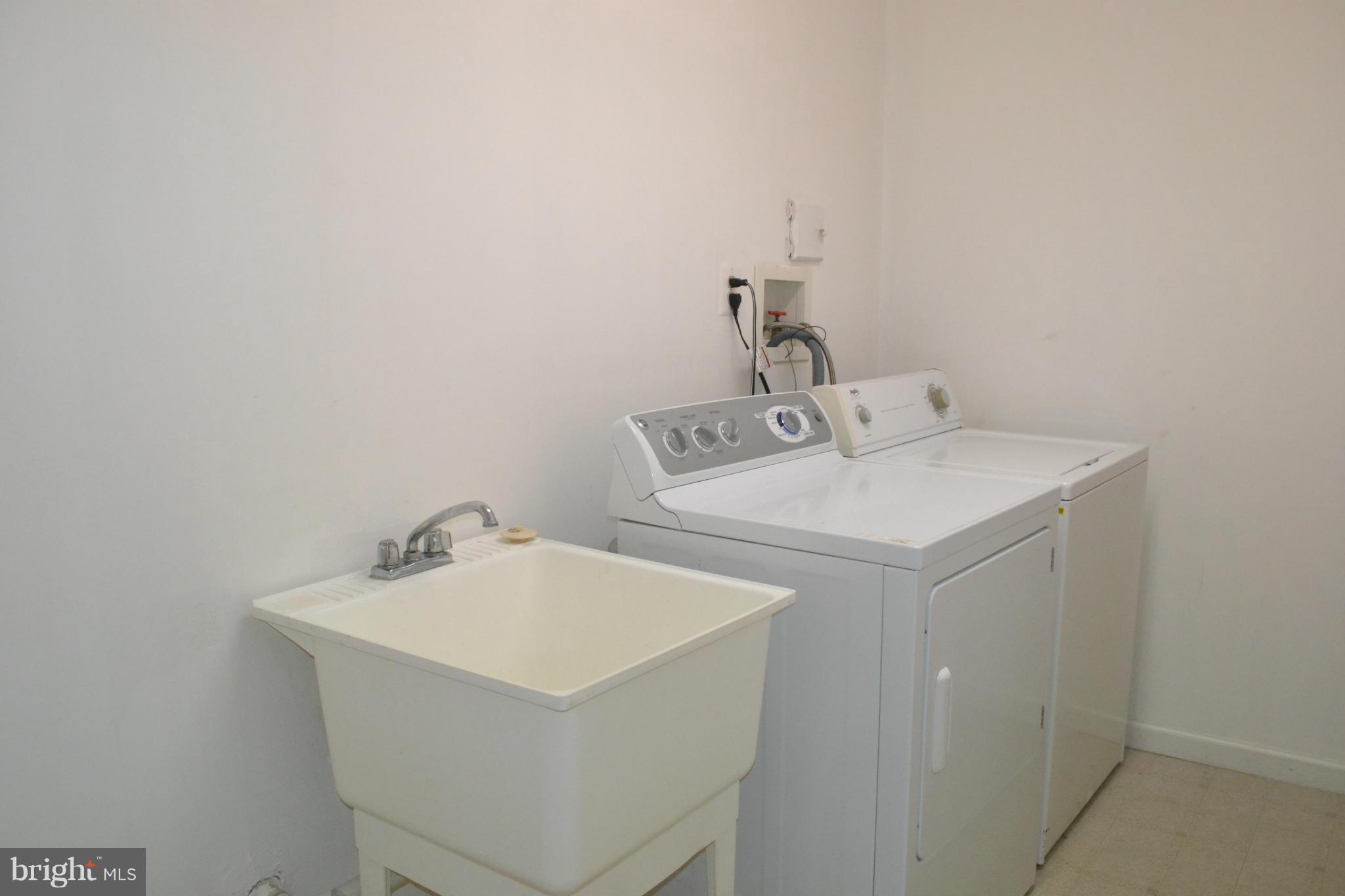 FIVE OAKS ESTATES - Residential Lease