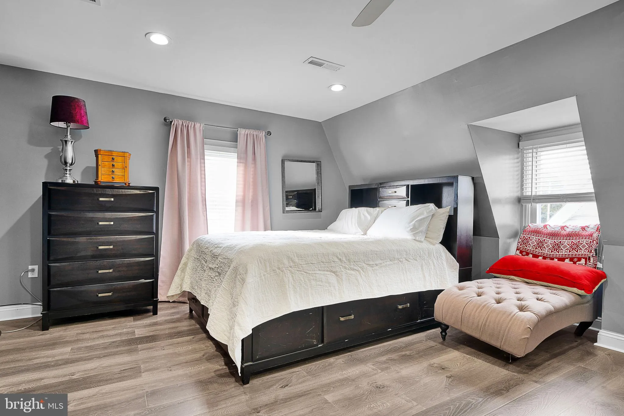 Jenkintown, Pennsylvania 19046, United States, 4 Bedrooms Bedrooms, ,3 BathroomsBathrooms,Residential,Pending,19102