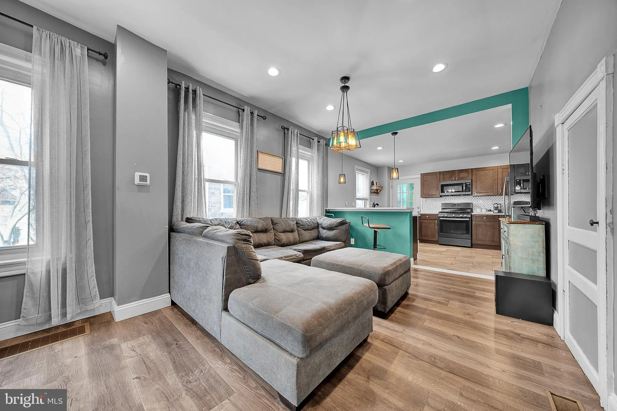 Jenkintown, Pennsylvania 19046, United States, 4 Bedrooms Bedrooms, ,3 BathroomsBathrooms,Residential,Pending,19102