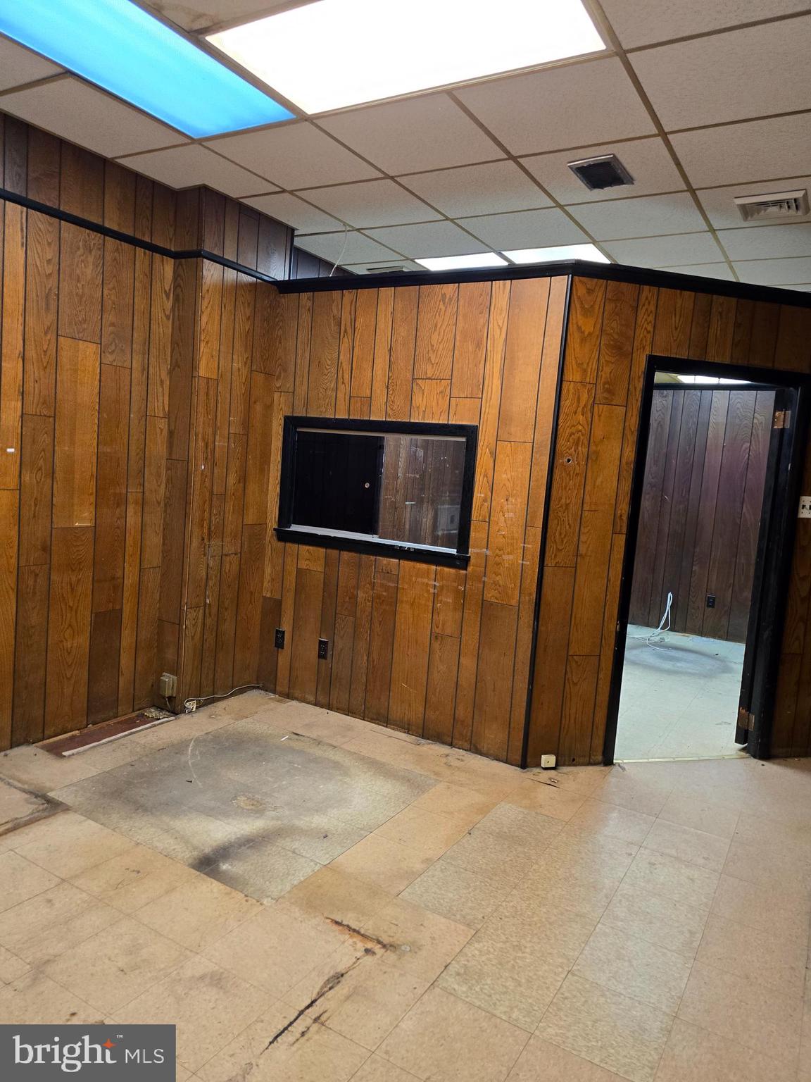 OLNEY - Commercial Sale