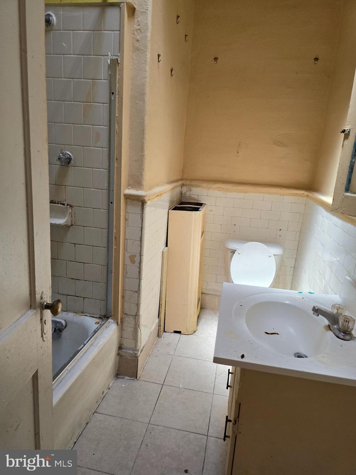 OLNEY - Commercial Sale