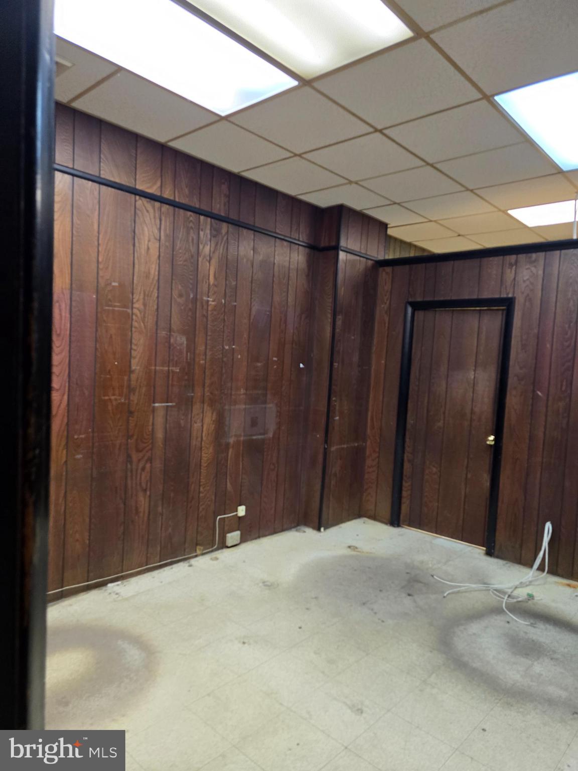 OLNEY - Commercial Sale