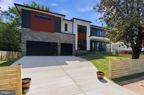 Photo of 1736 Great Falls Street, MCLEAN, VA 22101 (MLS # VAFX2307834)