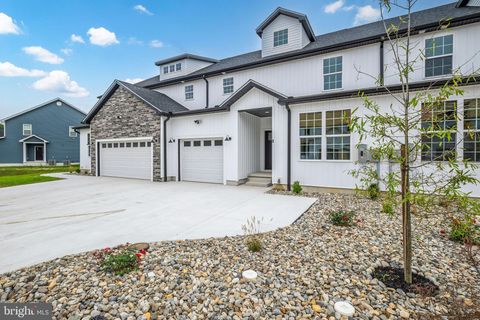 Townhouse For Sale - 17 Valhalla Court<br/> DOVER, DE 19904