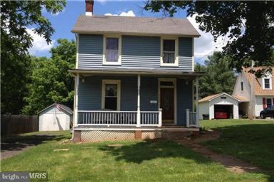 CHARMING OLDER HOME WITH HARDWOOD FLOORS THROUGHOUT.  LARGE IN TOWN LOT, GREAT LOCATION OFFERS LOTS OF ELBOW ROOM.  QUIET STREET-NO THROUGH TRAFFIC.  RELAX ON QUIET FRONT PORCH.  LARGE BACK YARD THAT BACKS TO HUGE TREES AND HAS A NICE GARDEN SPOT.  NEWER WINDOWS, 1 CAR GAR OFF ST PARKING, NICE GARDEN SPOT.