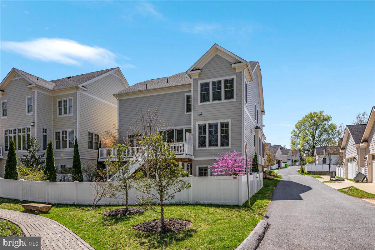 BETHESDA MEWS - Residential