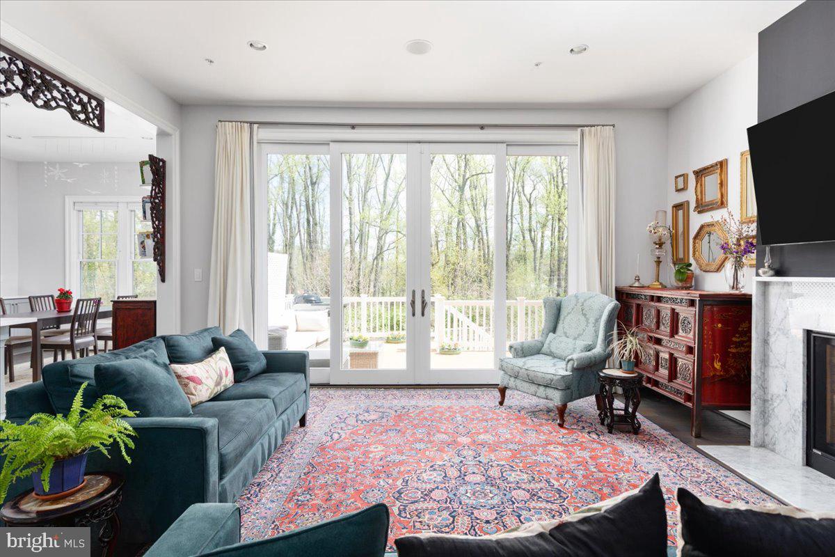 BETHESDA MEWS - Residential