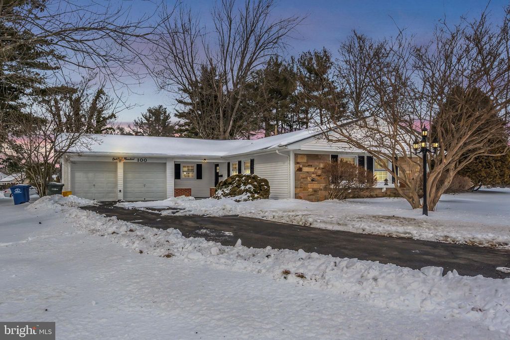 Photo of 100 Evergreen Drive, WILLINGBORO, NJ 08046 (MLS # NJBL2105034)