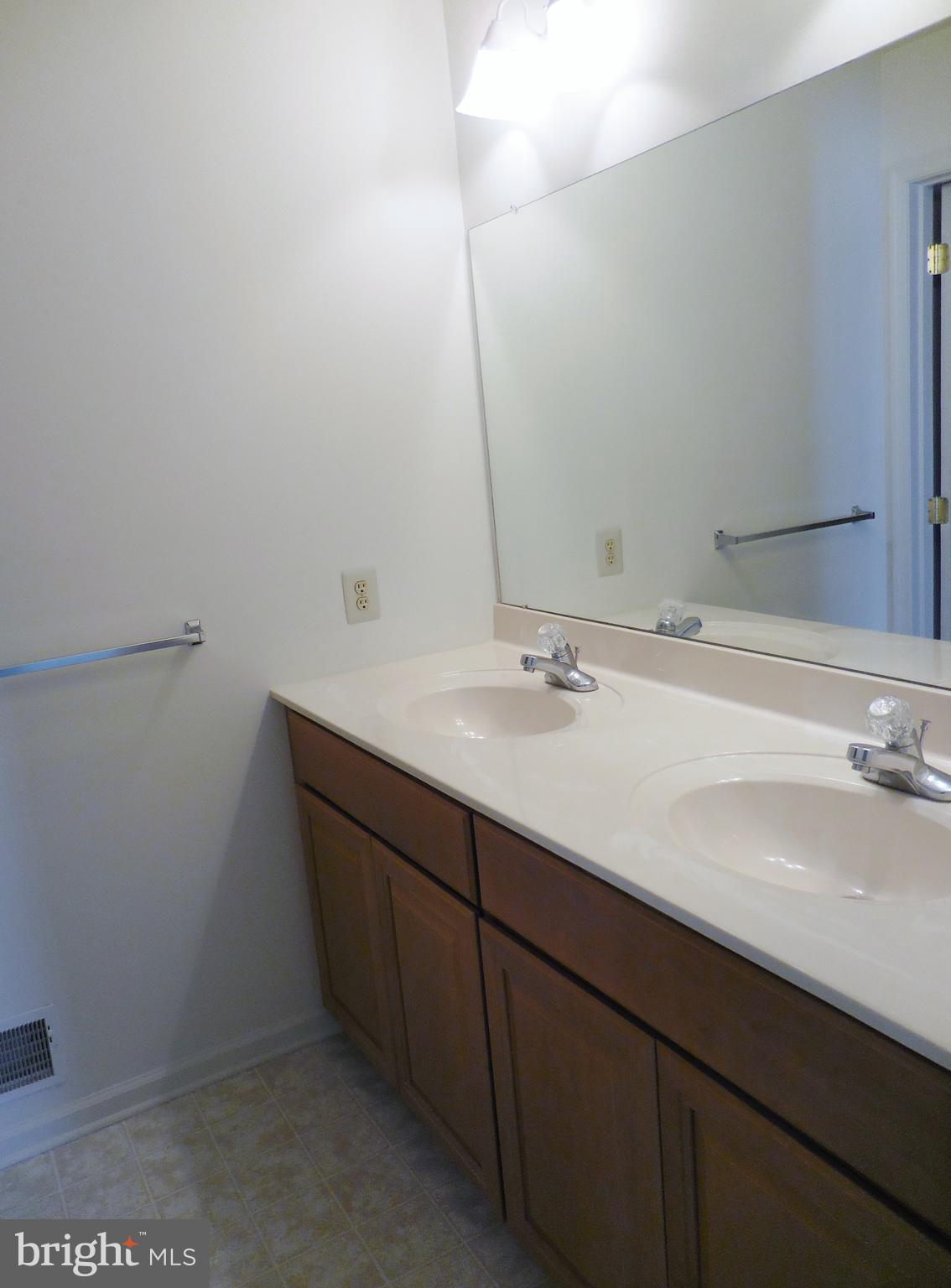 IVYLAND VILLAGE - Residential Lease