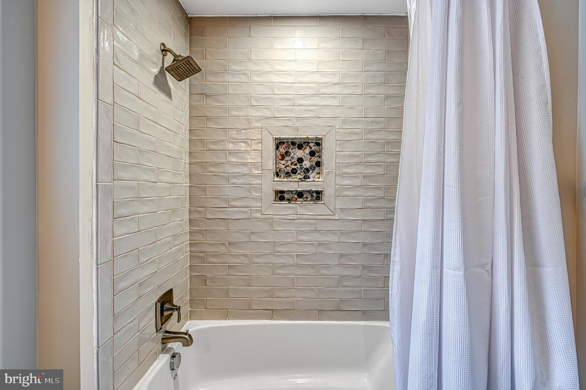 SHOREWOOD - Residential