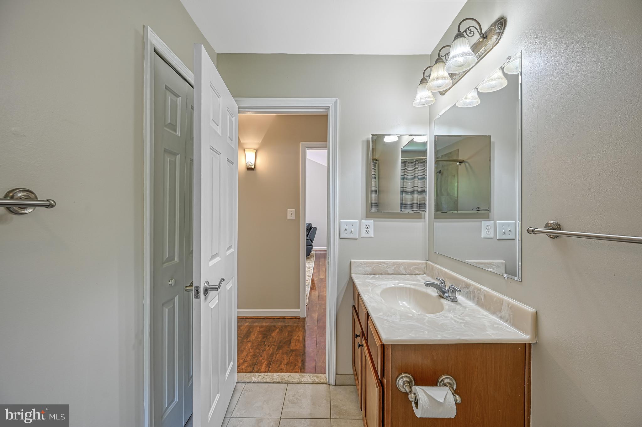 SHOREWOOD - Residential