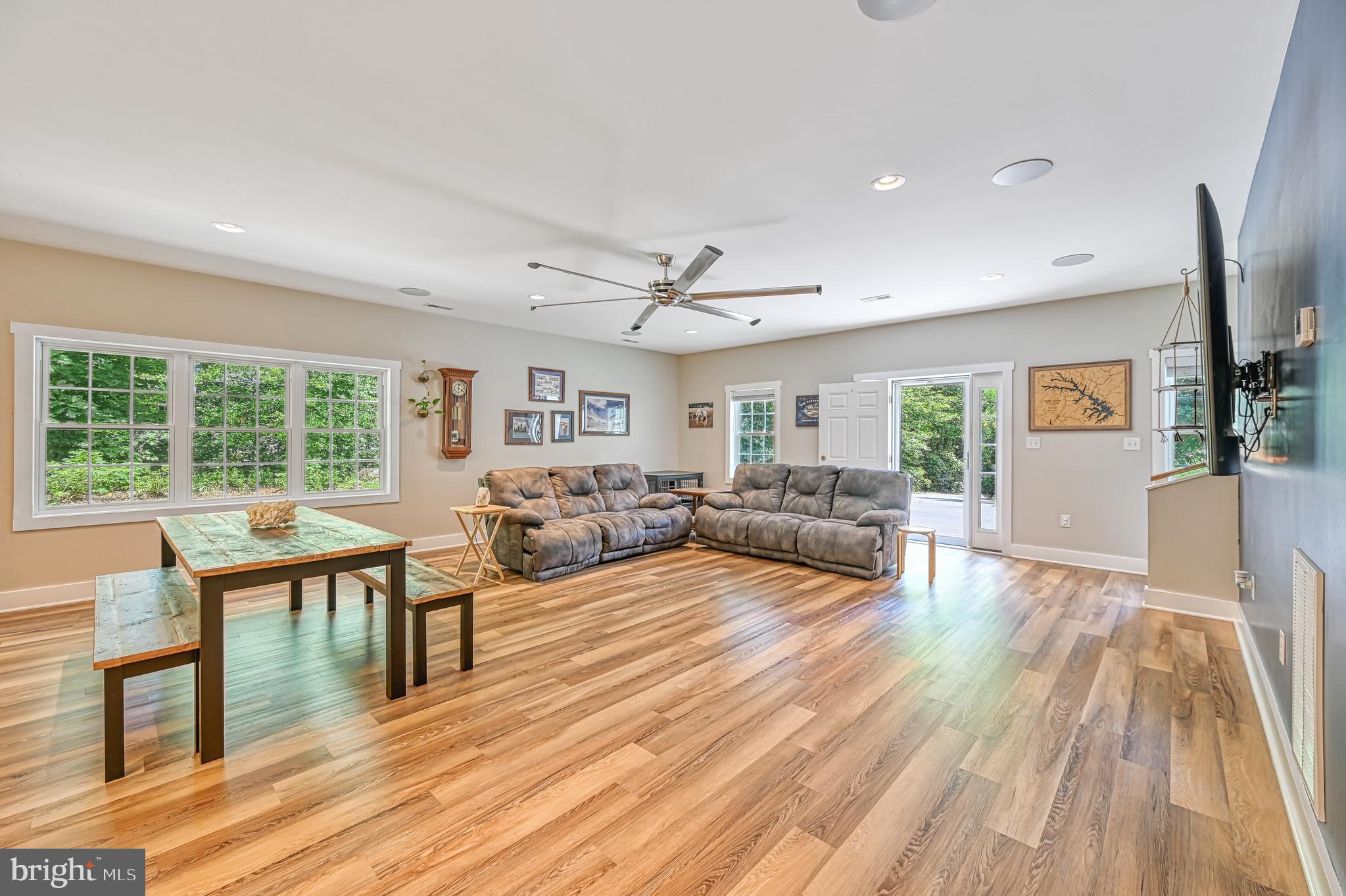 SHOREWOOD - Residential