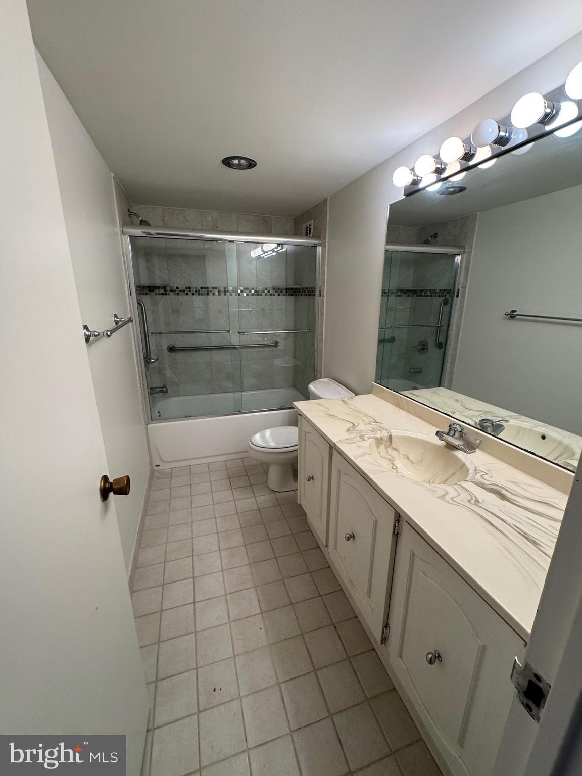 PROMENADE TOWERS - Residential Lease