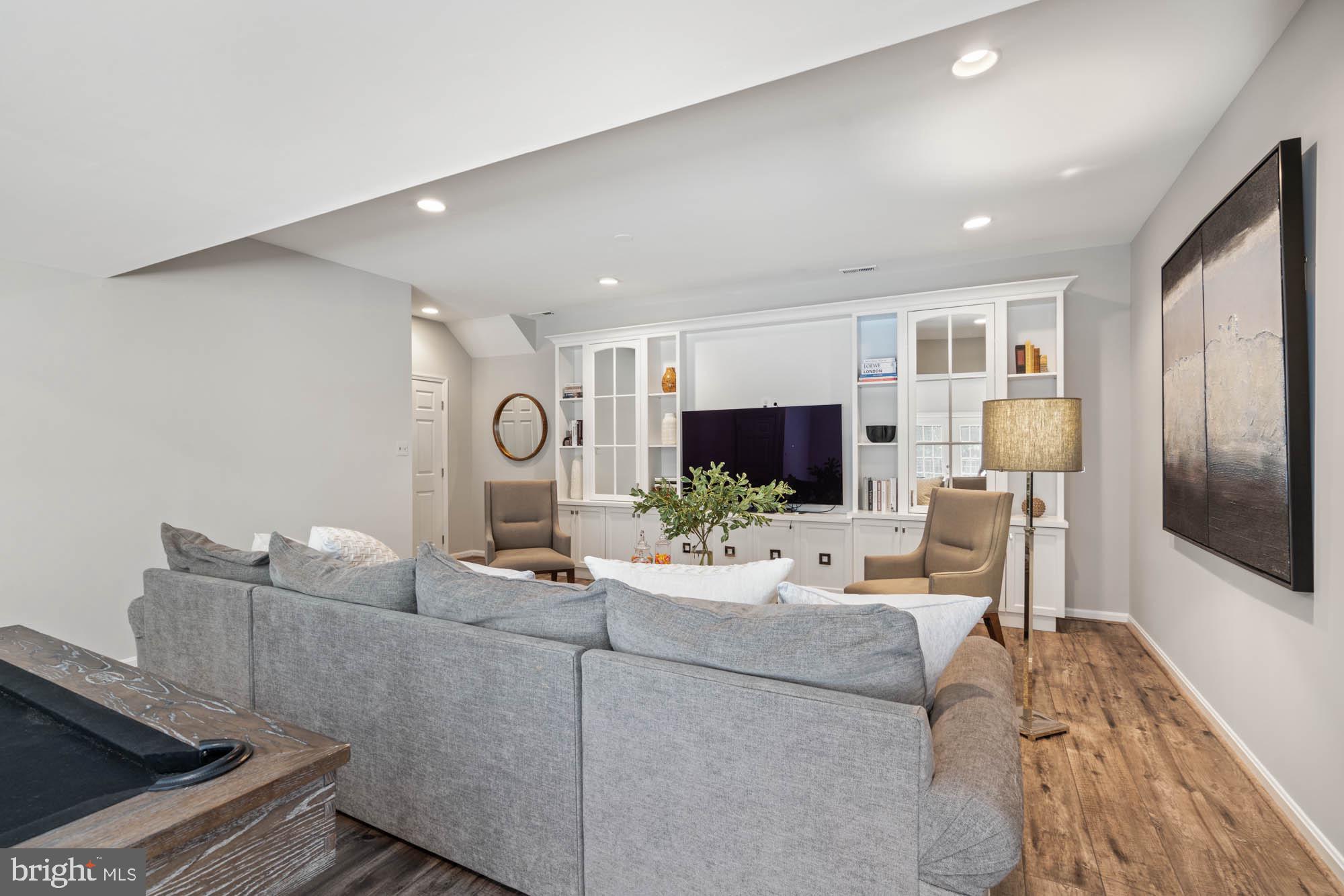 RIVER OAKS - Residential