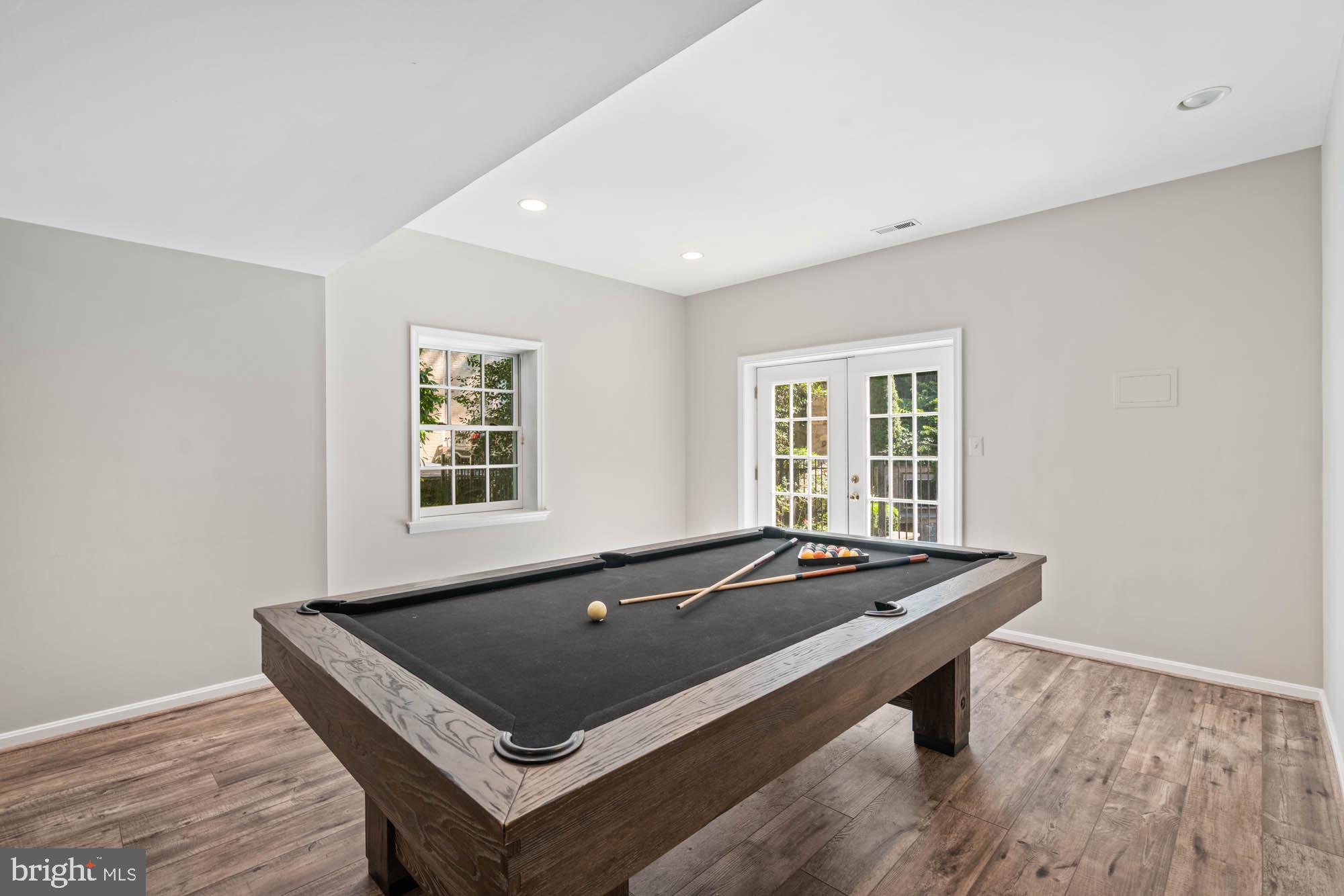 RIVER OAKS - Residential