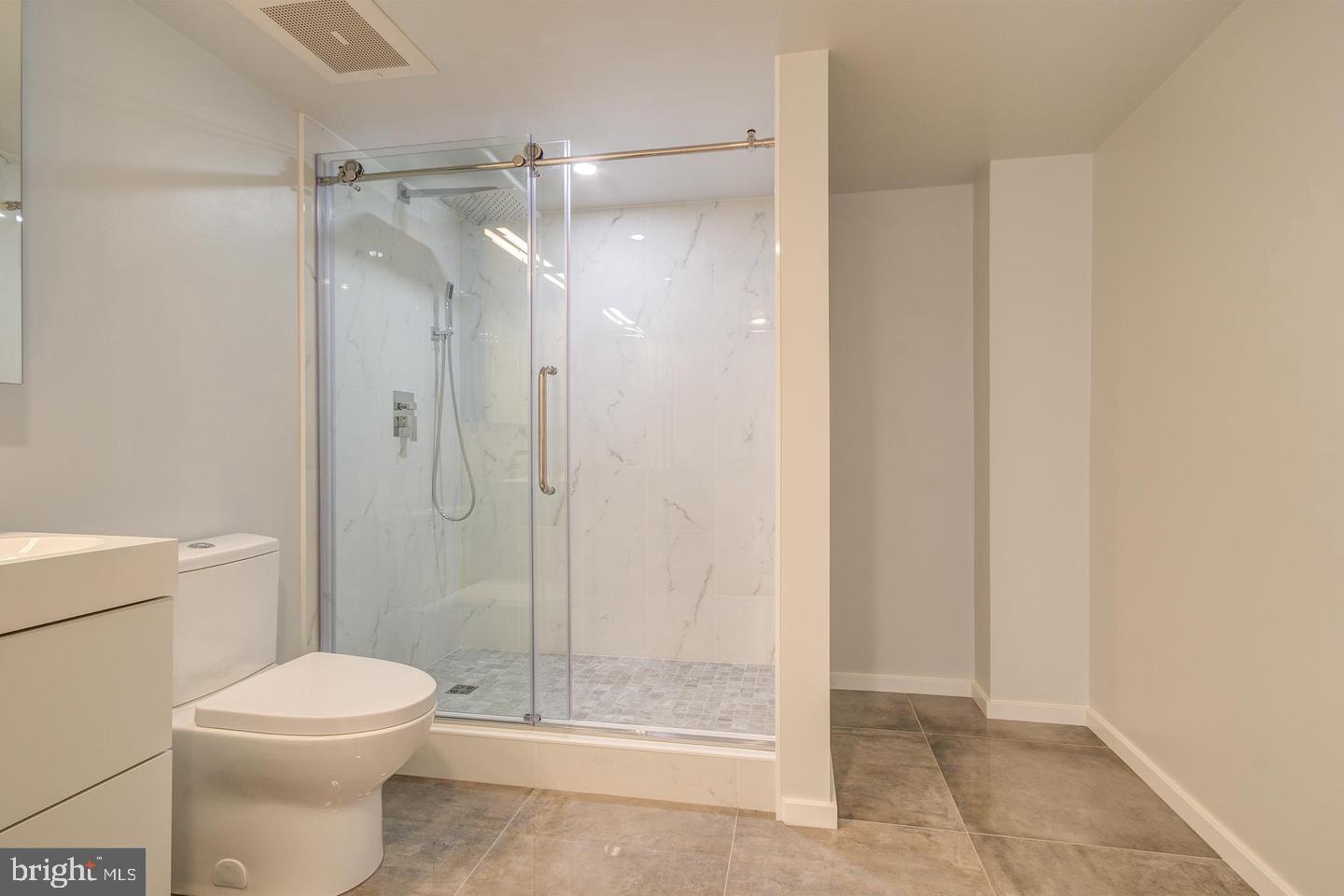 CLARENDON 1021 - Residential Lease