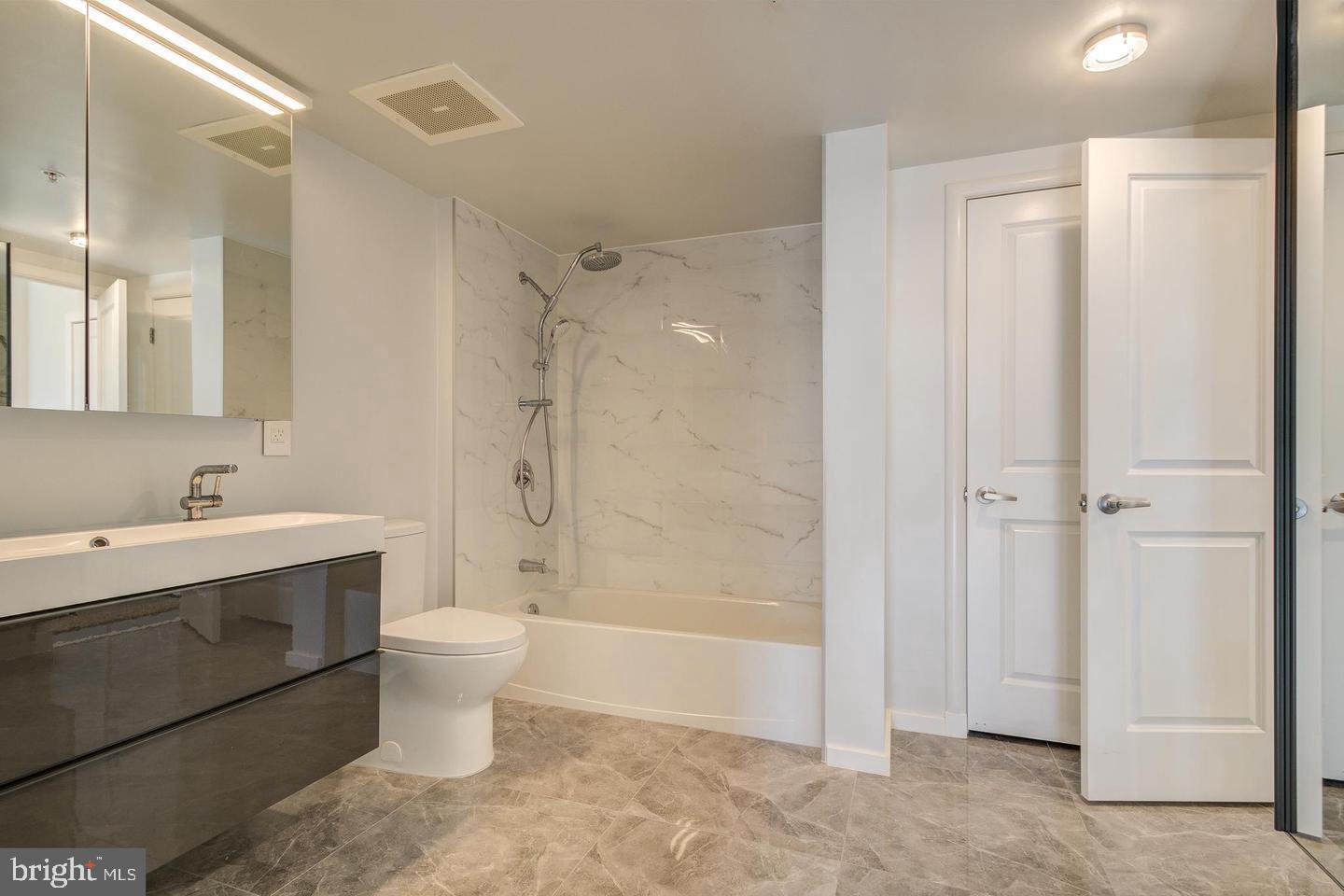 CLARENDON 1021 - Residential Lease