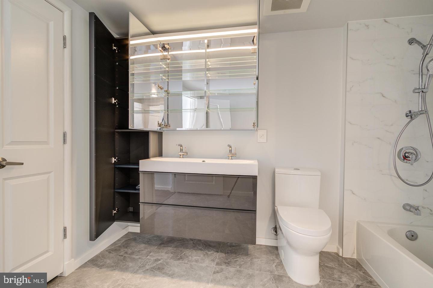 CLARENDON 1021 - Residential Lease