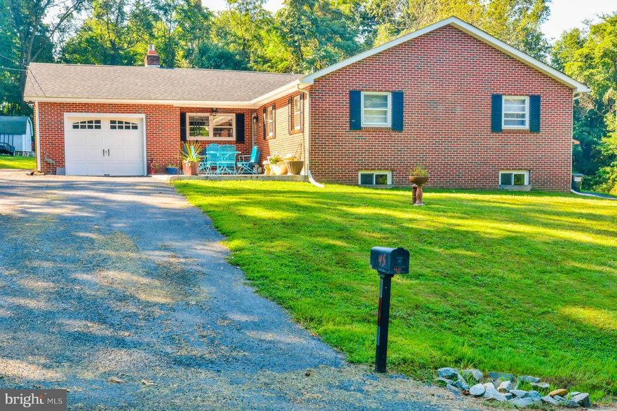 ALL BRICK RANCHER 1/2 AC.. WOODED SETTING! REFINISHED HRDWD FLRS MAIN L FAM RM. UPDATES....ARCHITECTURAL ROOF/SOFFITS/GUTTERS, FRPL GAS INSERT, HOT WATER HEATER, WATER TREATMENT SYSTEM,  ALL APPLIANCES, A/C SYSTEM, UPDATED BATHS, GRANITE, EXTRA CABINETS IN KIT, LIGHT FIXTURES, PLANT WINDOW, BSMT & GARAGE WINDOWS, EXT DRS, HARDWIRED FOR GENERATOR, PLUS MORE. BUYER TO CONTINUE W VIVINT SOLAR PANELS