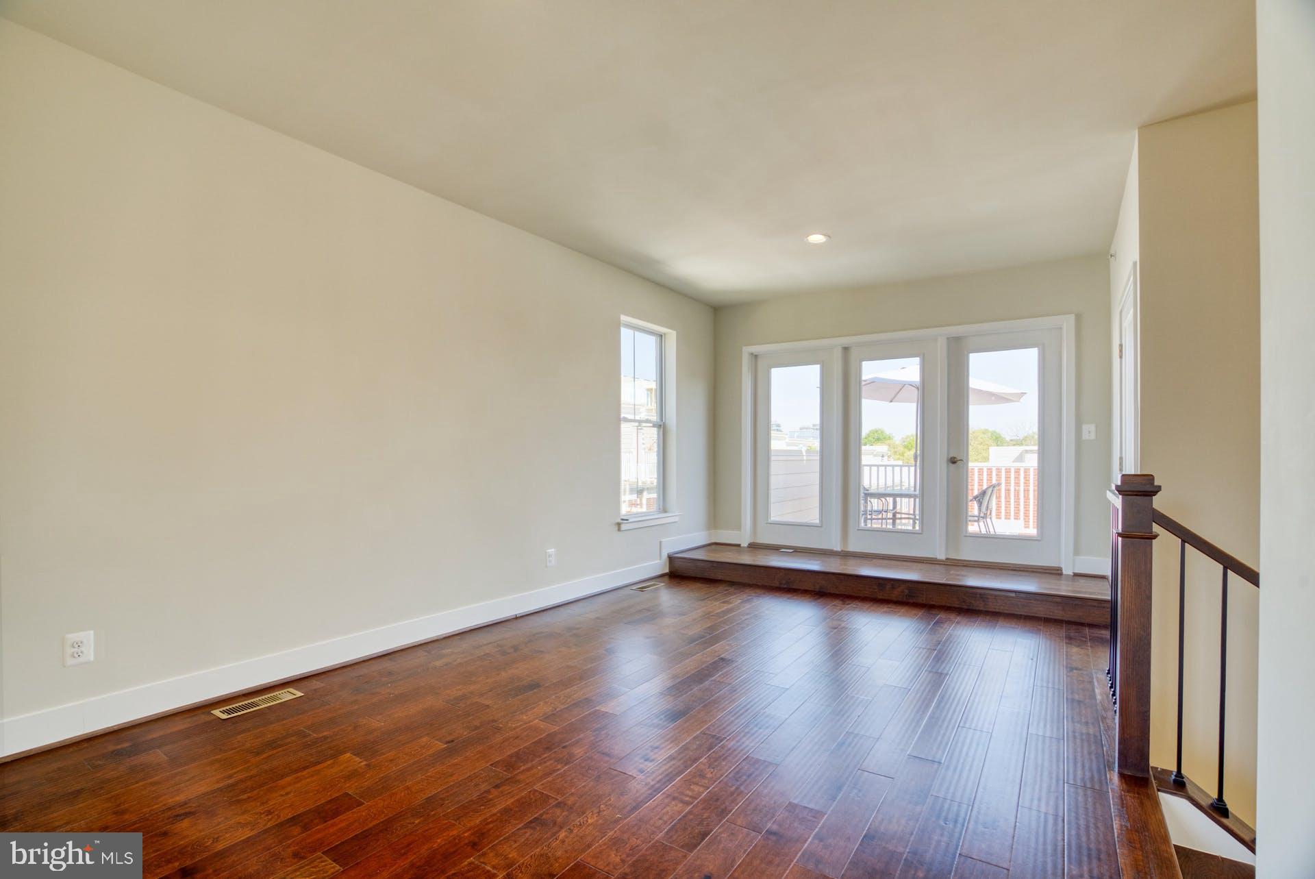 SUNRISE SQUARE - Residential