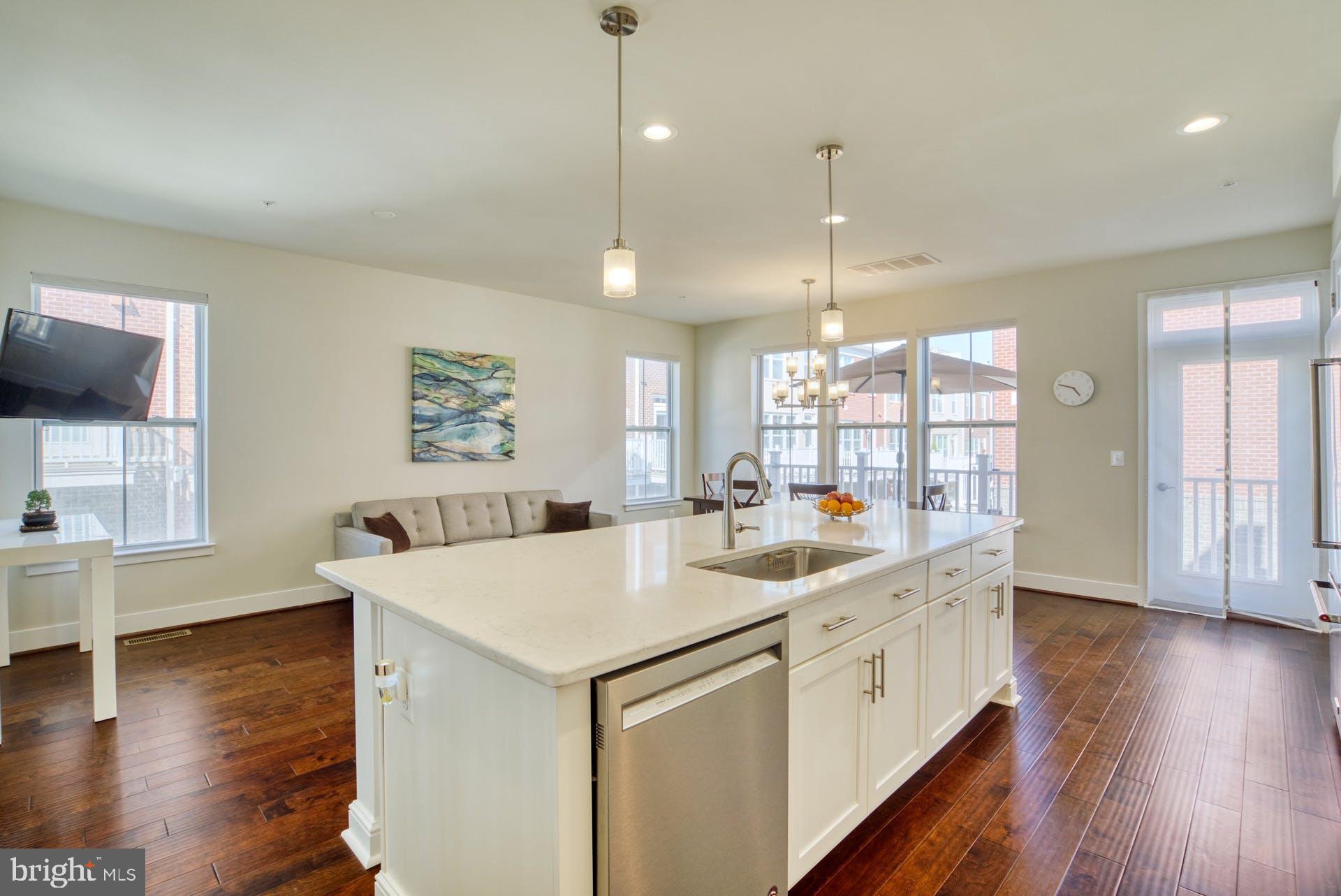 SUNRISE SQUARE - Residential