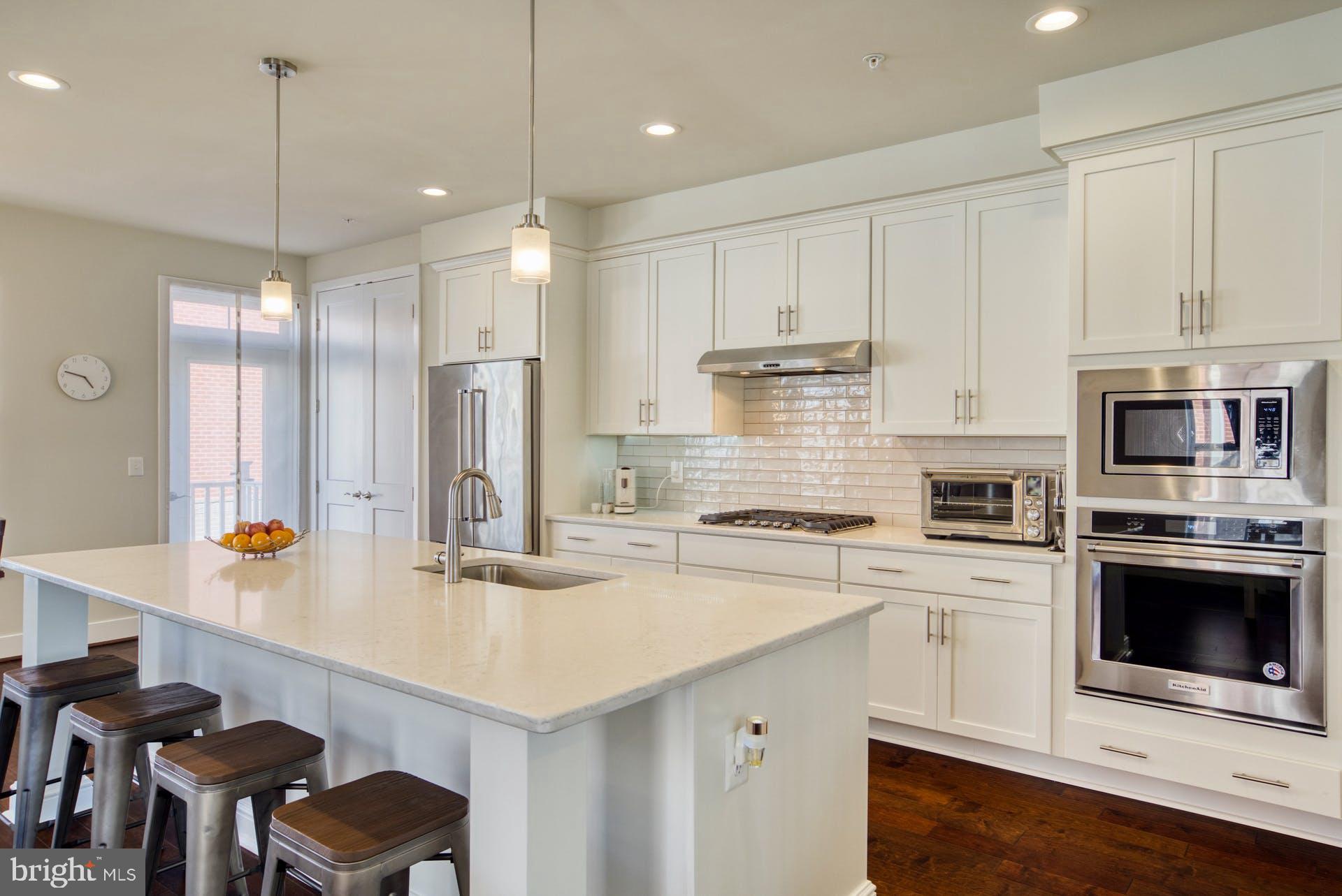 SUNRISE SQUARE - Residential