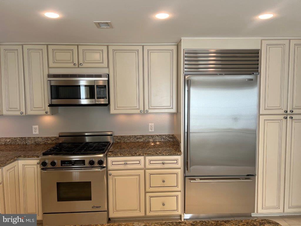 RESIDENCES AT PARK PLACE - Residential Lease