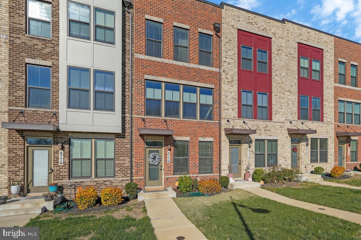 VILLAGE OF TOWNE SQUARE - Residential