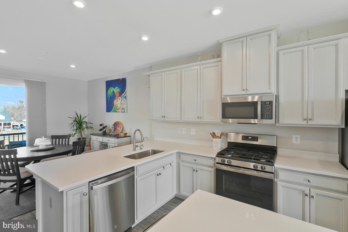 VILLAGE OF TOWNE SQUARE - Residential