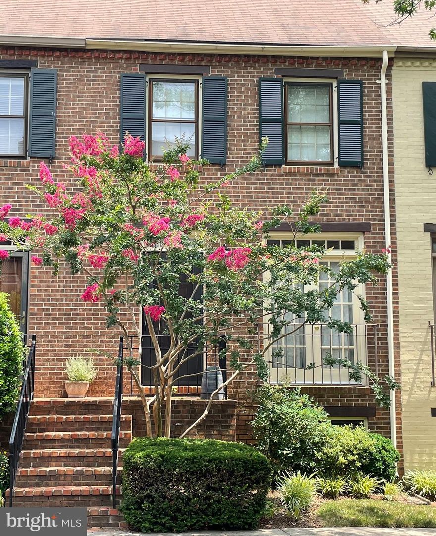 LOCATION! LOCATION! LOCATION! Convenient and quaint Nethergate Community Snowden model just off GW Parkway. 3 bedrooms, 2 full and 1 half bathrooms. Large combined kitchen/dining opens to fully bricked patio & parking (2 unassigned spots). In warmer weather enjoy relaxing and grilling on patio. Minutes to Metro, Bus, Rt 1, Amazon H2Q, National Airport, VT Innovation Campus. 1 block to GW Parkway - 1 stoplight to DC. Quiet North Old Town community but close to everything Alexandria has to offer-history, restaurants, shopping. Note: Walls now have neutral paint.