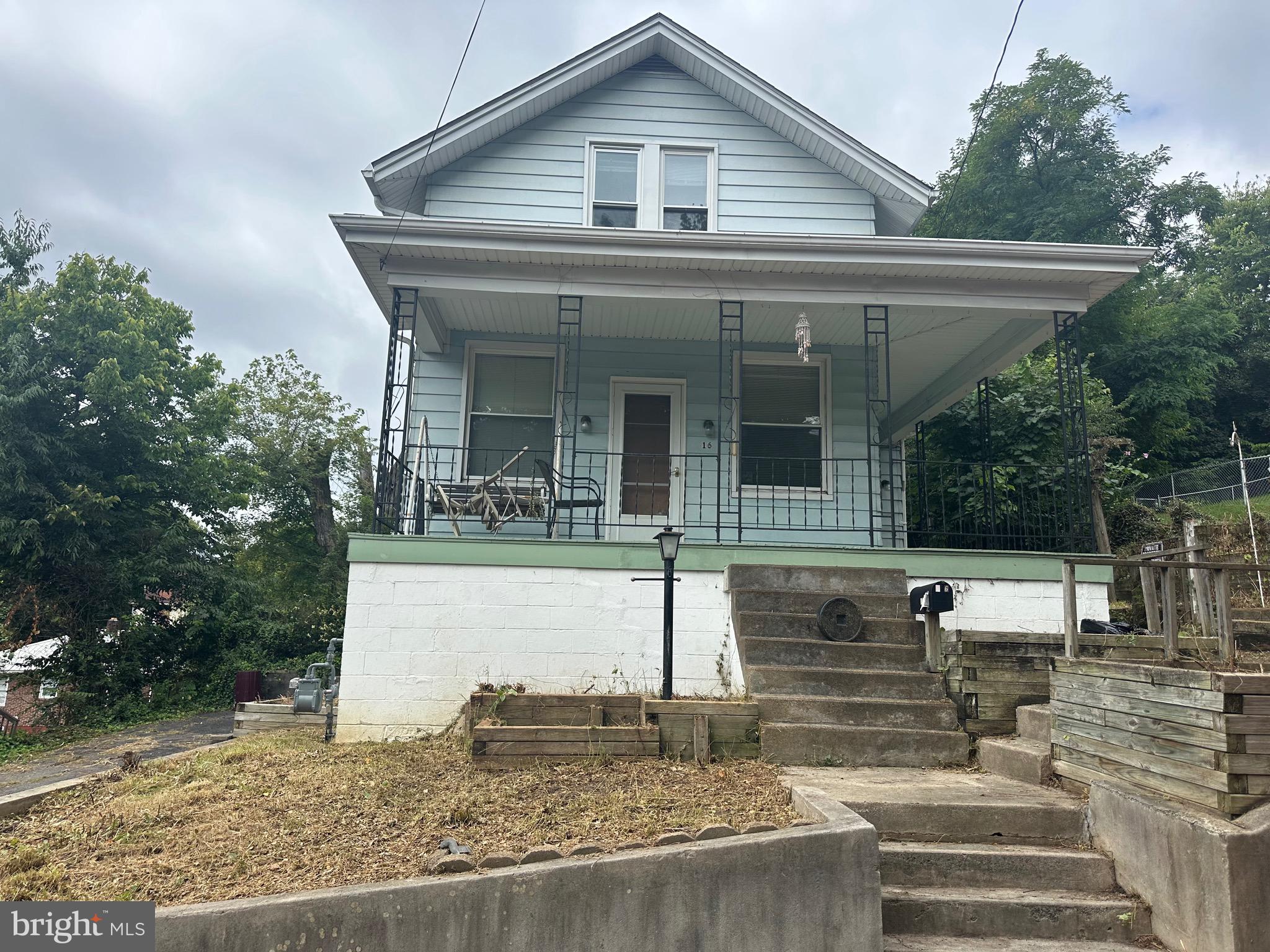 This 3-bedroom, 1.5-bath home on the West Side offers off-street parking with a private driveway. With some TLC, it’s a perfect opportunity to add value and make it your own. Ideal for investors or handy buyers looking for a project in a desirable location.