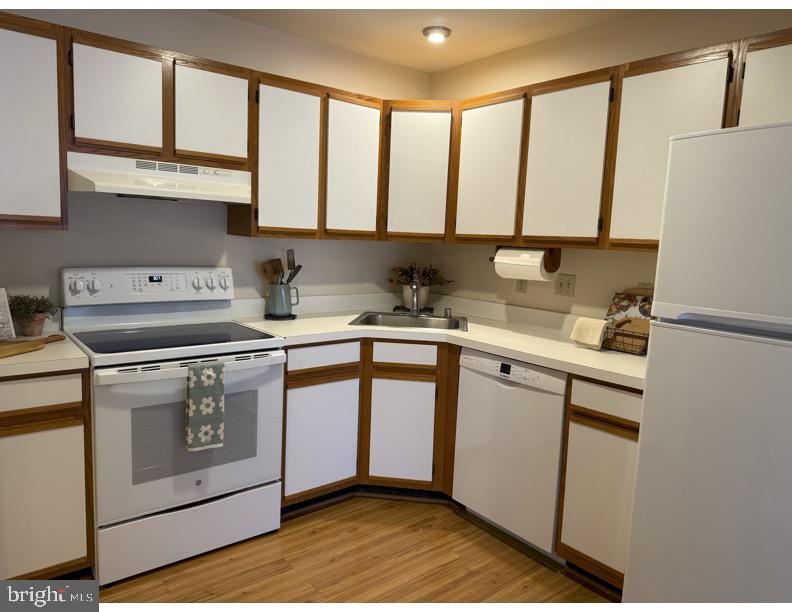 LAKESIDE CONDOMINIUMS - Residential