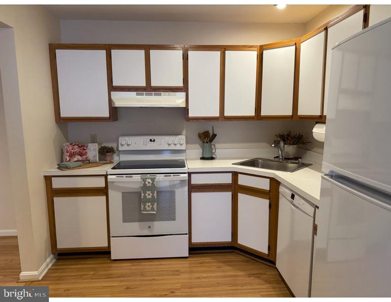 LAKESIDE CONDOMINIUMS - Residential