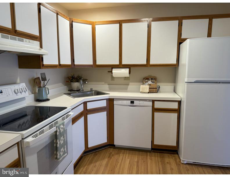 LAKESIDE CONDOMINIUMS - Residential