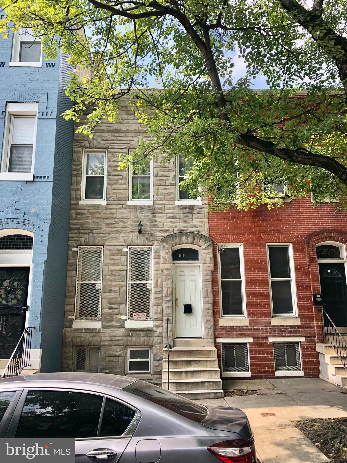 Great investment opportunity! Excellent long term tenant in place and wishes to stay. The property is in great condition. Add this solid investment to your portfolio! Property does require 24 hrs showing notice.